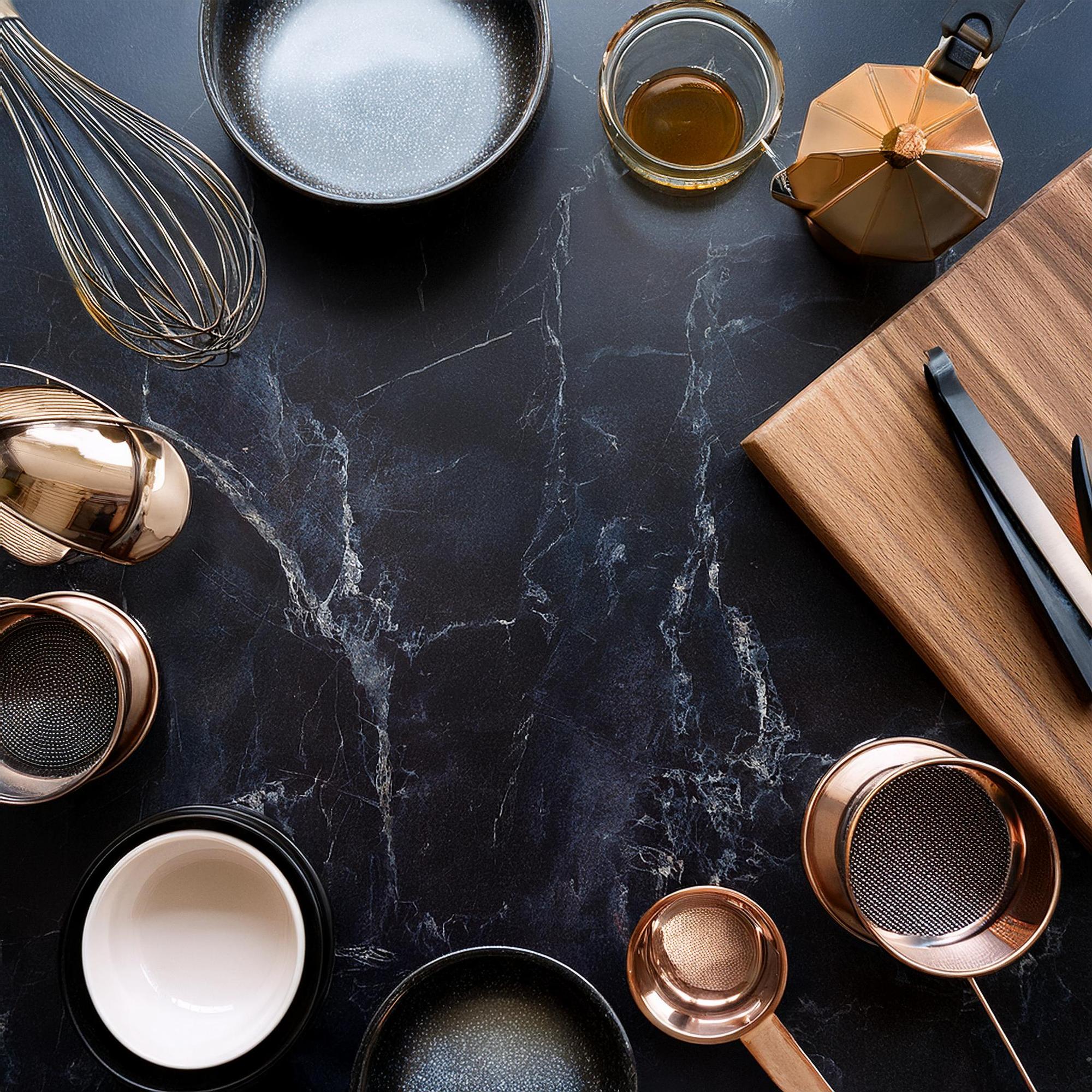 Dettaglio utensili da cucina in ambientazione elegante